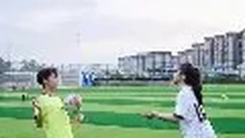 《足球场上的双雄诱惑：弗兰克一天之内与曼联蓝军面试，渣叔激励自信崛起》